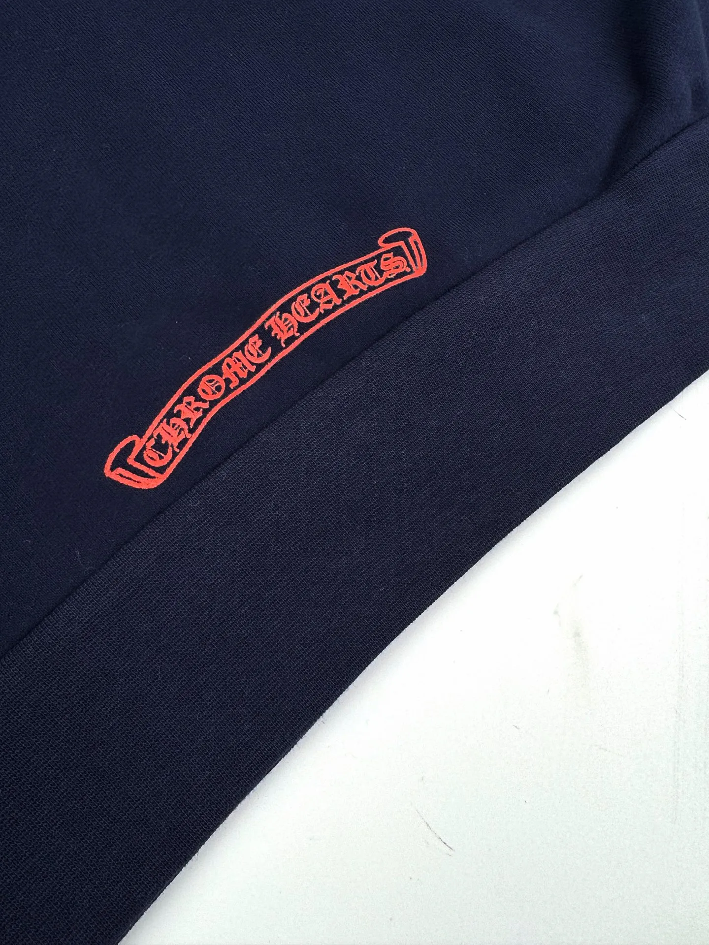 P410 Chrome Hearts Horseshoe flower hooded sweatshirt, Australian velvet satin technical cotton, excellent texture, comfortable and close to the skin, a touch of midnight navy dip dyeing, low-key elegance, three forms of realistic red horseshoe flowers, like the trend of flame ink, naturally smudged on the rice paper, controlling the visual focus, from concrete totem to abstract light spots, whispering that I am the rock oracle of the rules, a rebellious ceremony about wearing and performing, process 1: using glue printing, the printing has been modified by the film screen three times. Use glue liquid paint to print patterns on the fabric and bake the fabric to fix the printed pattern. Process 2: The fabrics are washed and have a better hand feel. Not easy to deform, not easy to shrink, not easy to fade, and maintain long-term beauty. Accessories: Customized 1:1 CH eyelet. Customized 1:1 CH trademark. Version: Loose version. Size: S M L XL. Style number: 25383.